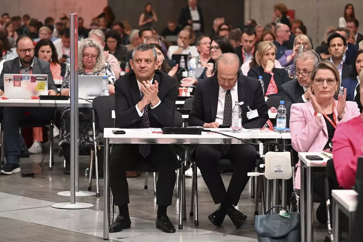 Özgür Özel Almanya\'da SPD Kongresi\'nde