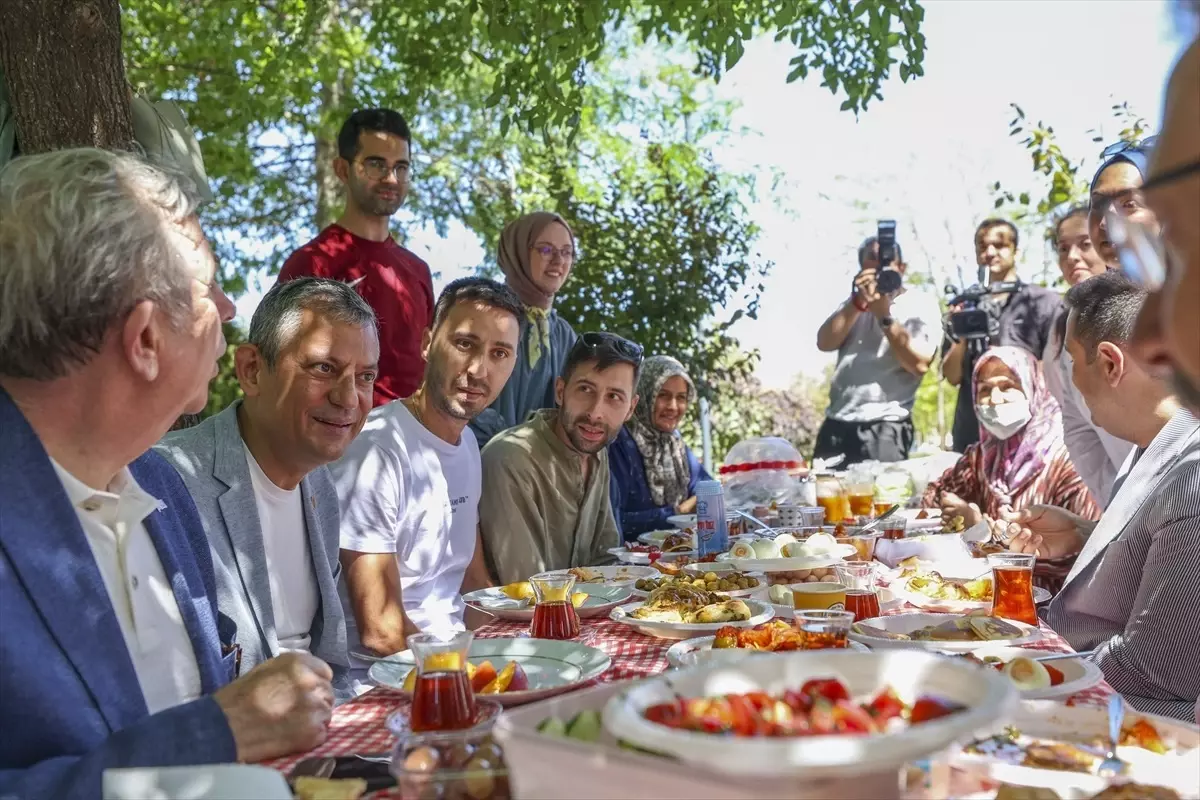 Özgür Özel, Ankara\'da Parkları Gezdikçe Vatandaşlarla Buluştu