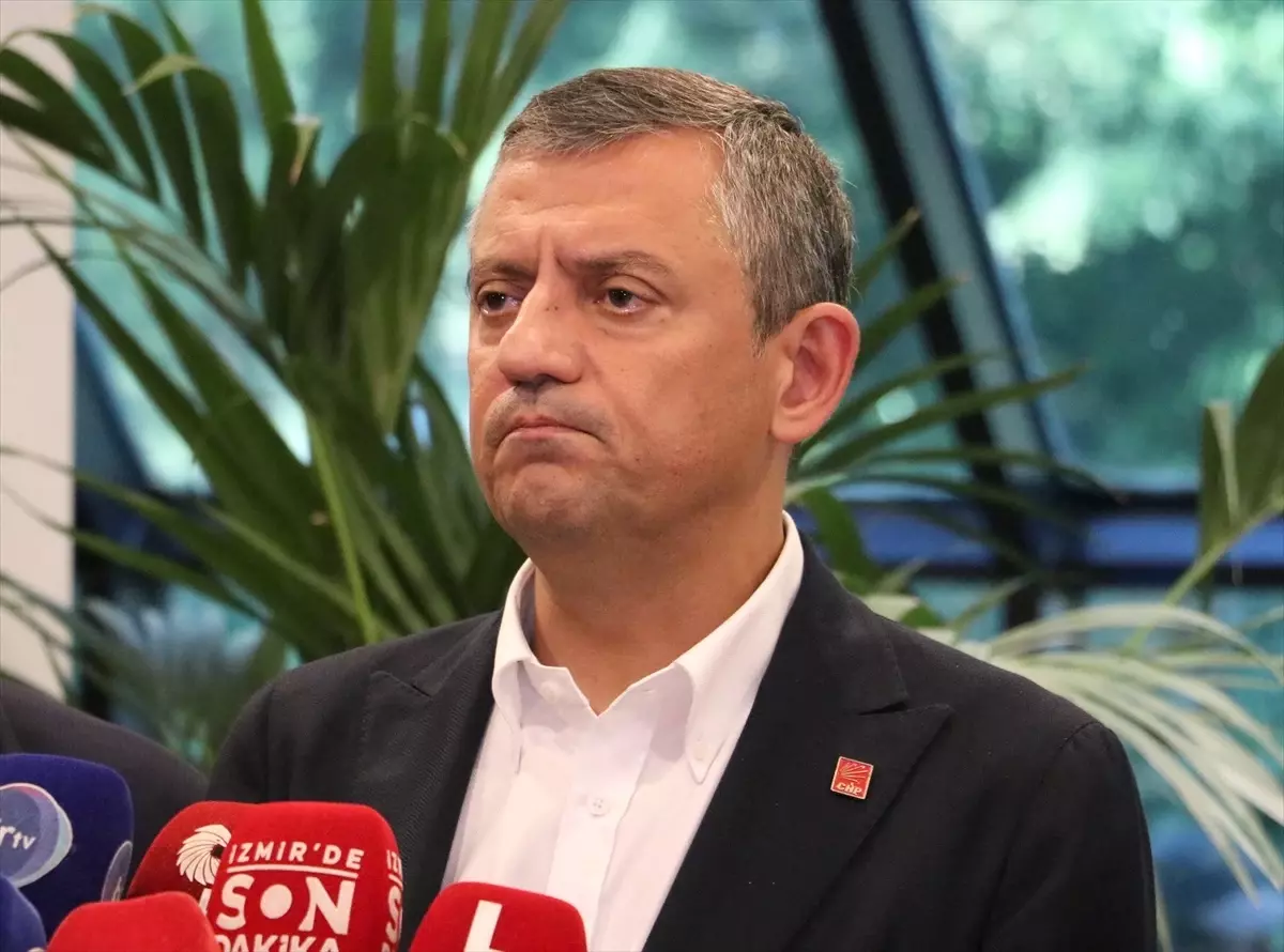 Özgür Özel İzmir\'de Basın Toplantısı Düzenledi