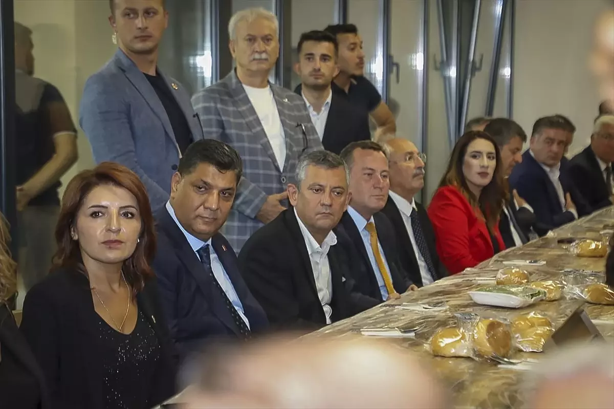 Özgür Özel Nikah Şahidliği Yaptı