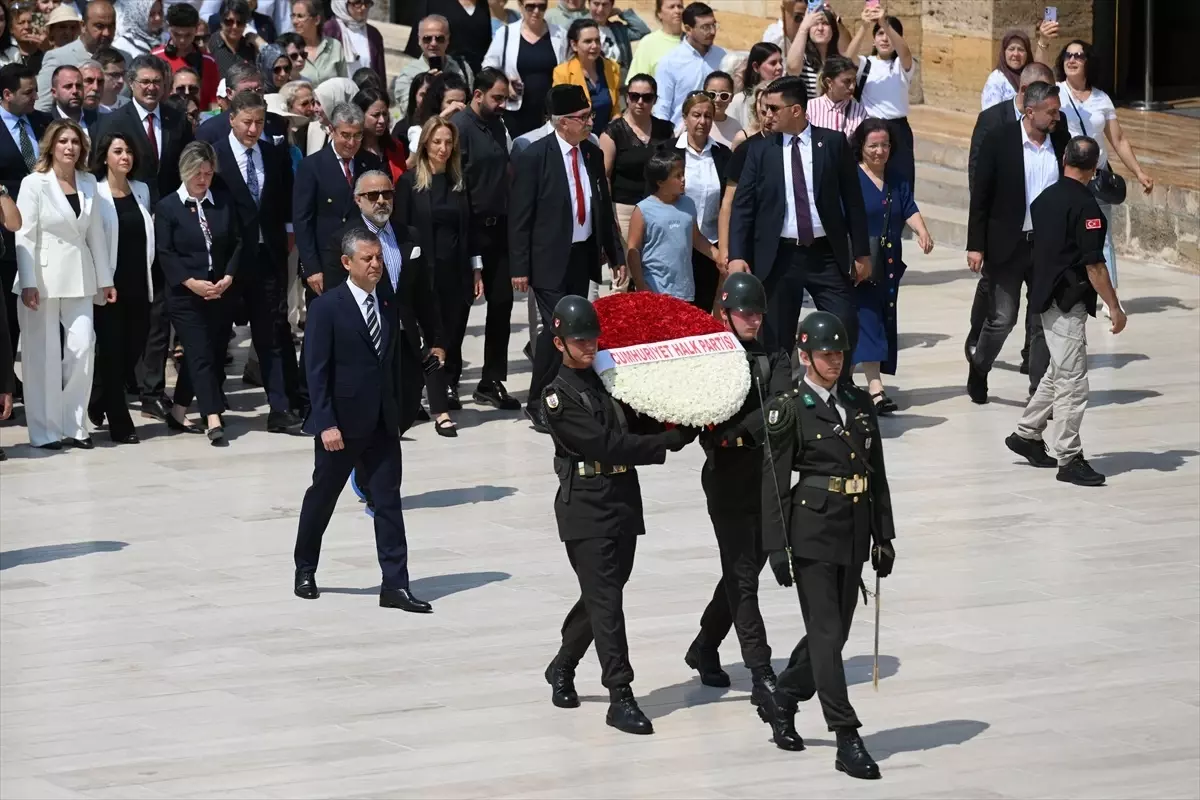 CHP Genel Başkanı Özel, Lozan Barış Antlaşması\'nın 102. yılı dolayısıyla Anıtkabir\'i ziyaret etti