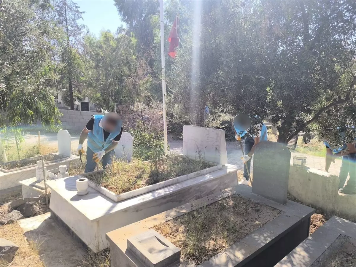 Cizre\'de denetimli serbestlik yükümlüleri şehit kabirlerini temizledi