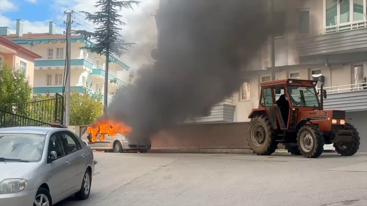 Dini nikahla birlikte yaşadığı adamın otomobilini ateşe verdi