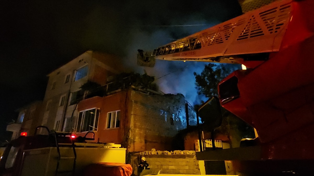Çorum\'da Ev Yangını: İki Kişi Hastaneye Kaldırıldı