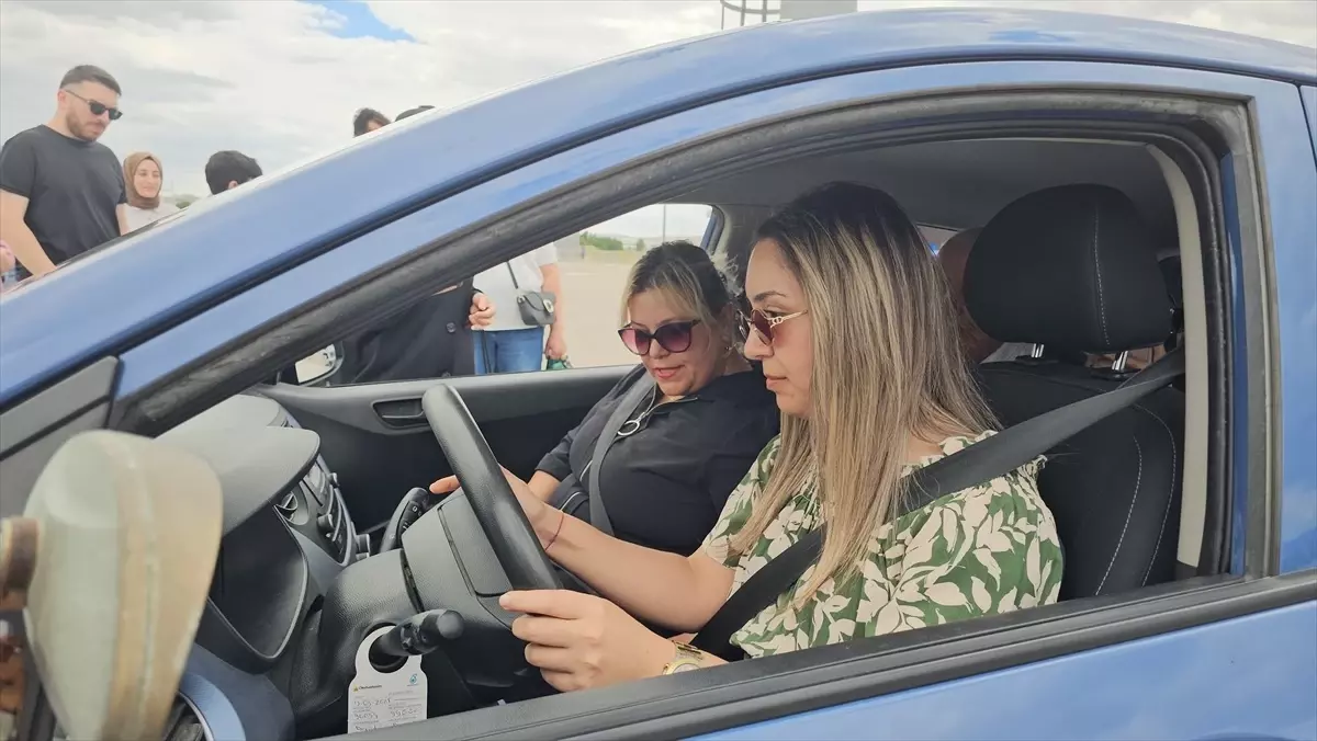 Görme Engelliler İlk Defa Araç Kullandı