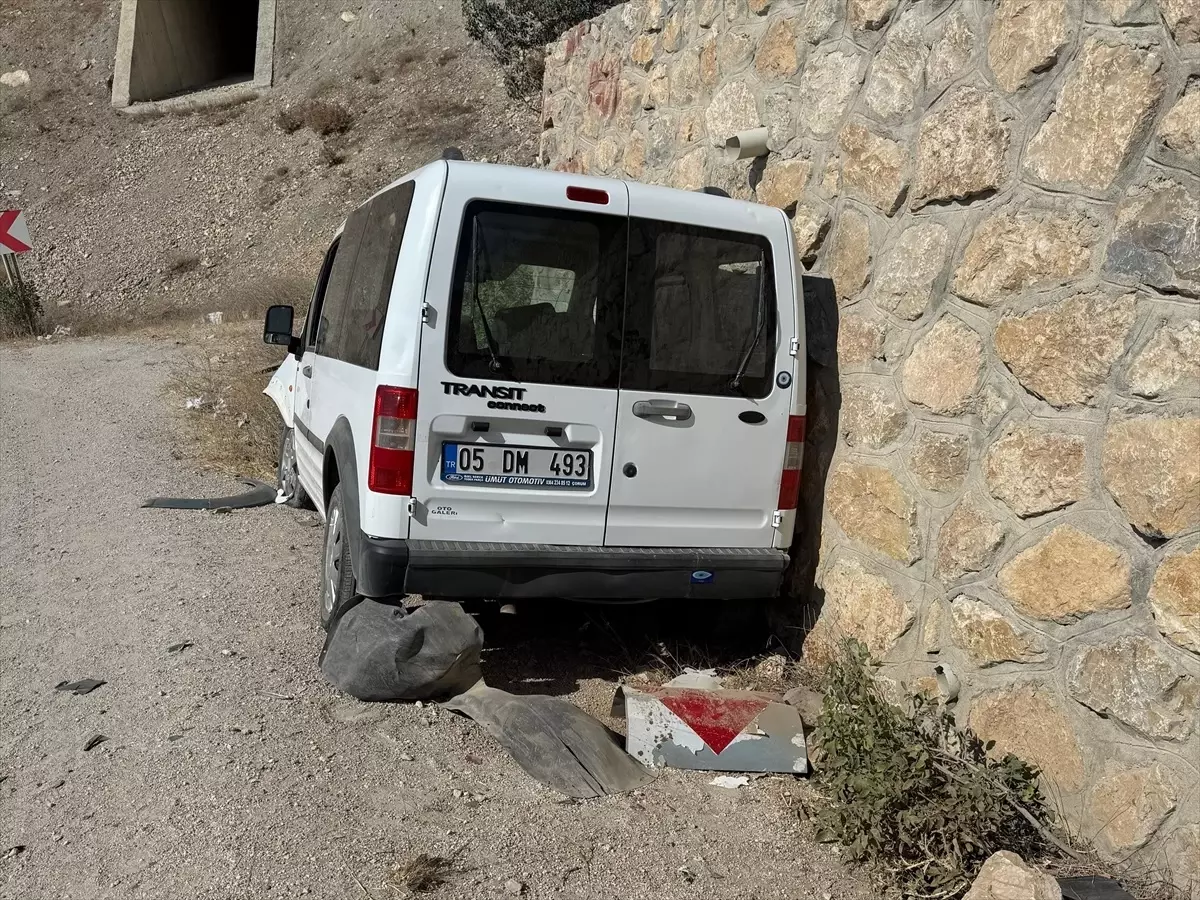 Çorum\'da Trafik Kazası: İki Yaralı