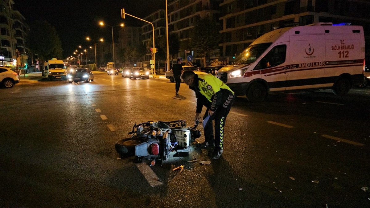 Çorum\'da Motosiklet-Hotomal Çarpışması: 4 Yaralı