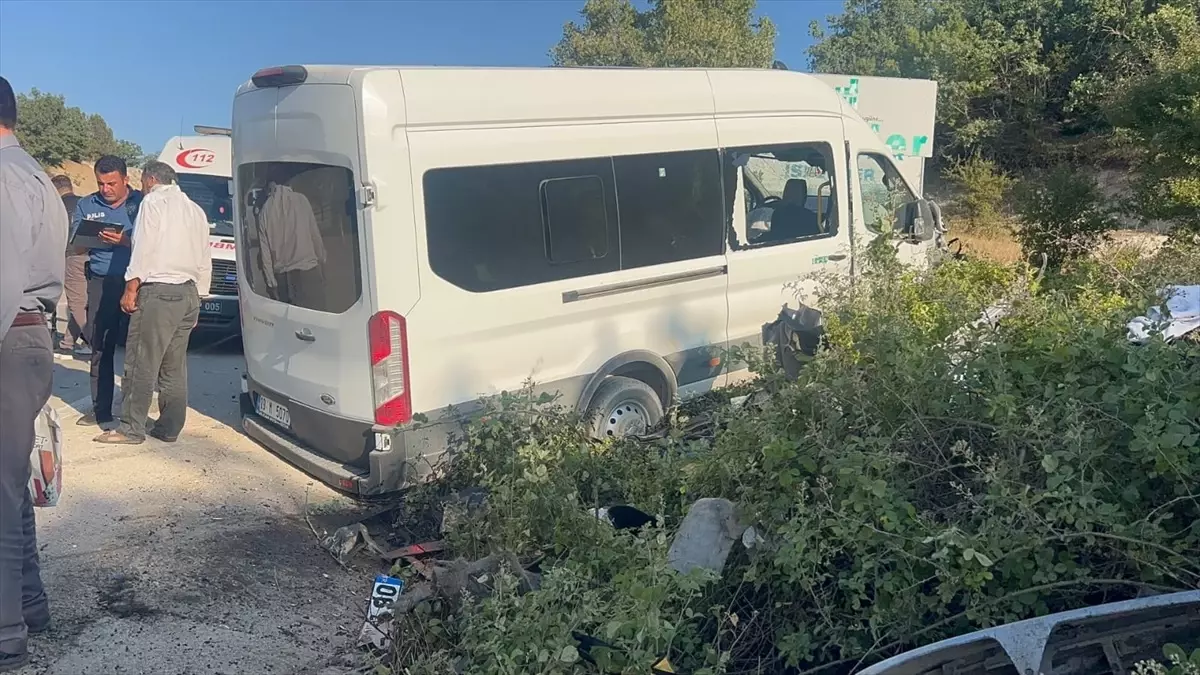 Çorum\'da Minibüs ve Otomobil Çarpıştı