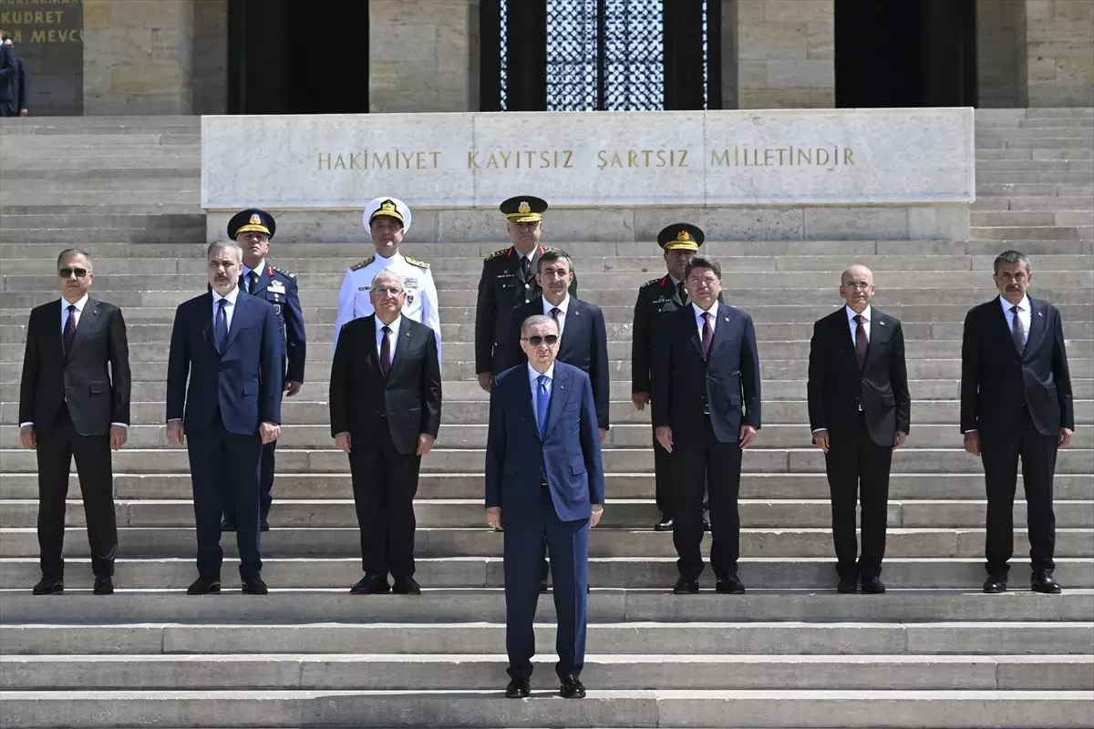 Cumhurbaşkanı Erdoğan başkanlığındaki YAŞ üyeleri Anıtkabir\'i ziyaret etti