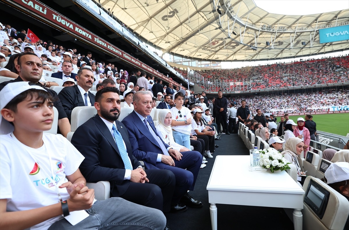 Cumhurbaşkanı Erdoğan: "Gençlerimizi marjinallerin insafına terk etmeyeceğiz. Her bir gencimizi muhabbetle bağrımıza basacağız."