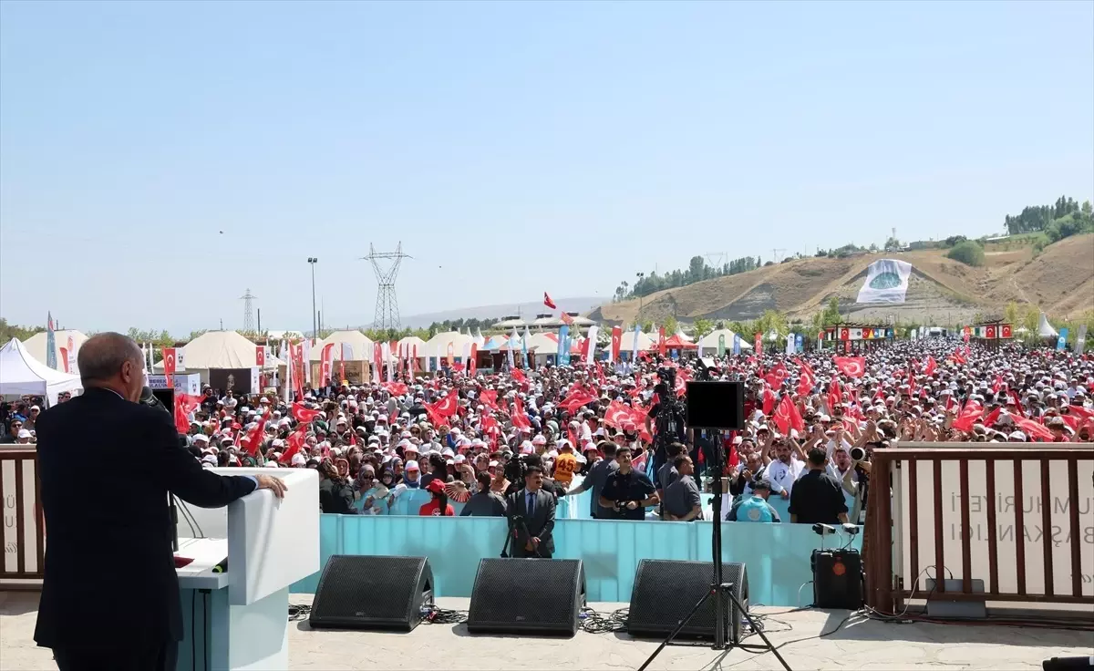 Cumhurbaşkanı Erdoğan, Malazgirt Zaferi\'nin 954. yılı dolayısıyla Ahlat\'taki etkinlikte konuştu: (2)
