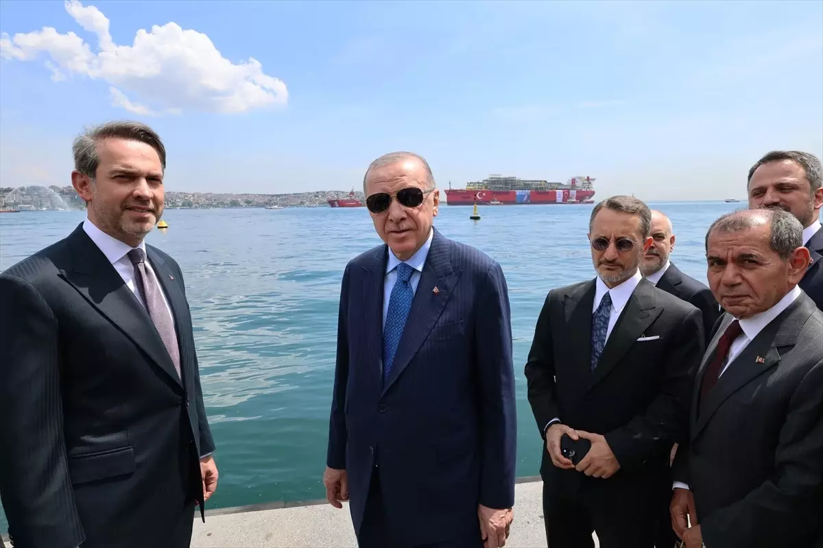 Cumhurbaşkanı Erdoğan, Türkiye\'nin ilk yüzer gaz üretim platformunu Karadeniz\'e uğurladı