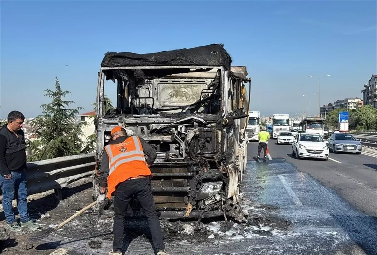 Gebze\'de Tır Yangını Trafiği Aksattı