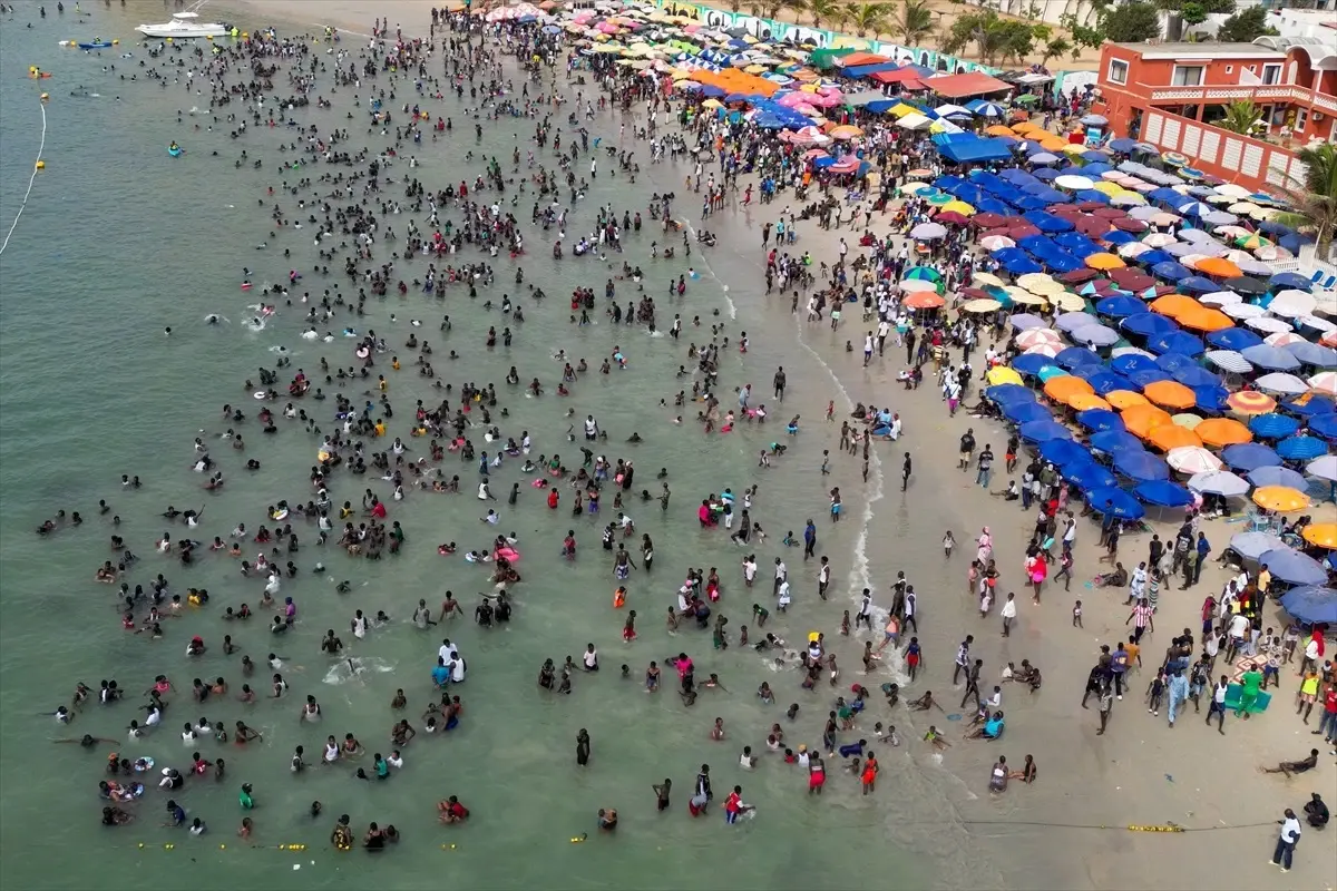 Dakar\'da Sıcak Havadan Kaçış: Plajlarda Kalabalık