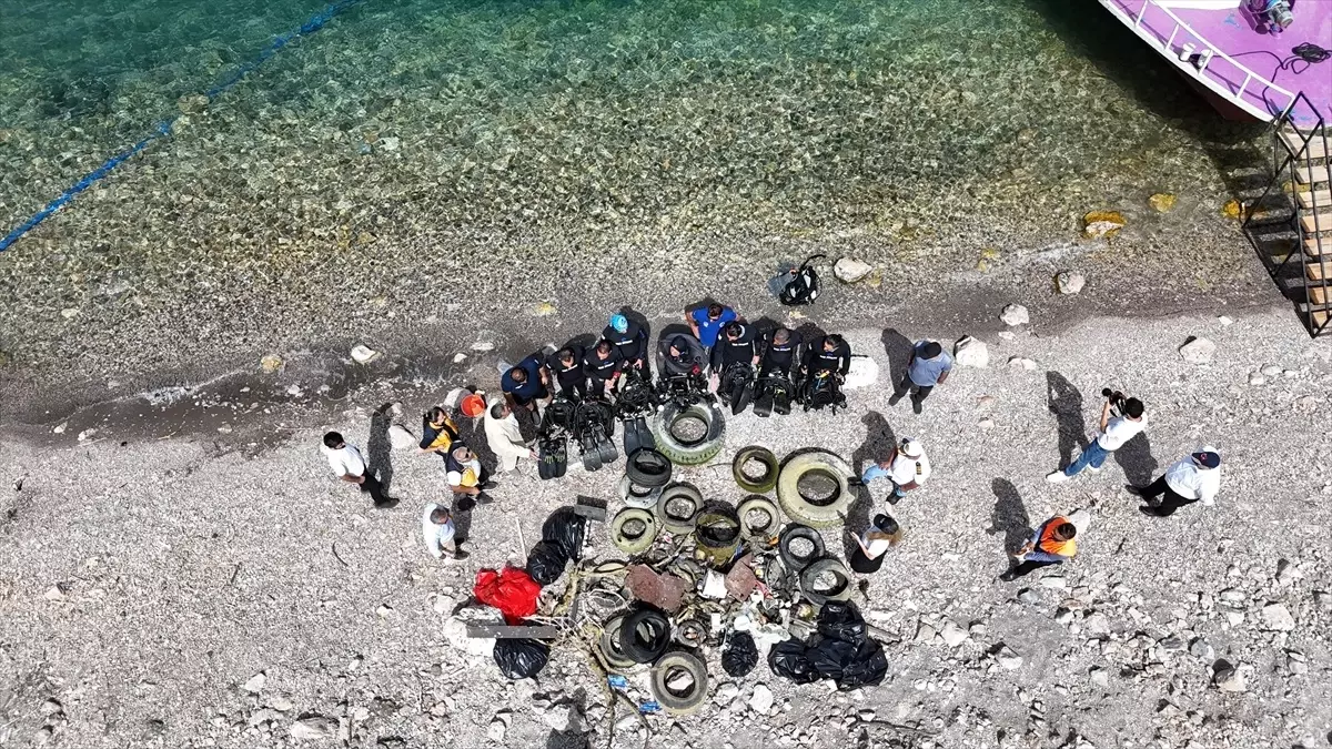 Van Gölü\'nde Su Altı Temizliği