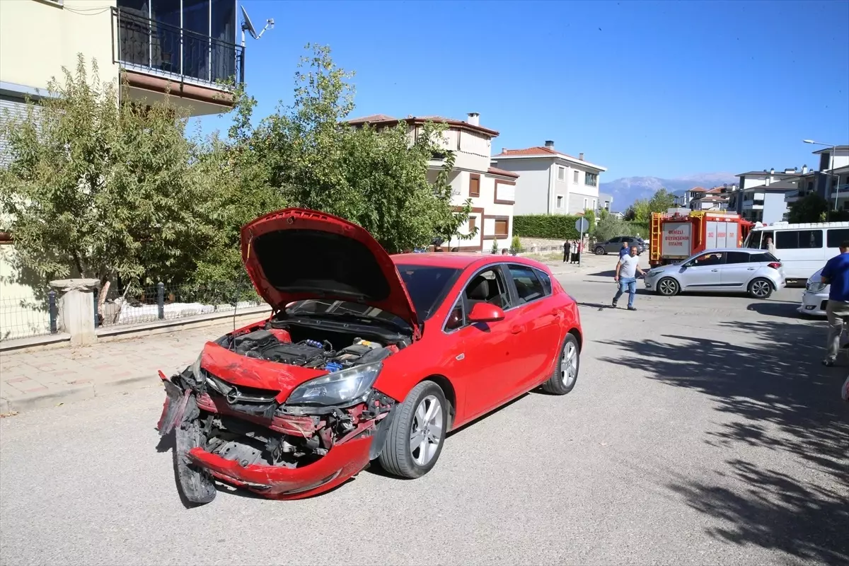 Denizli\'de Minibüsle Çarpışan Otomobilde 3 Yaralı