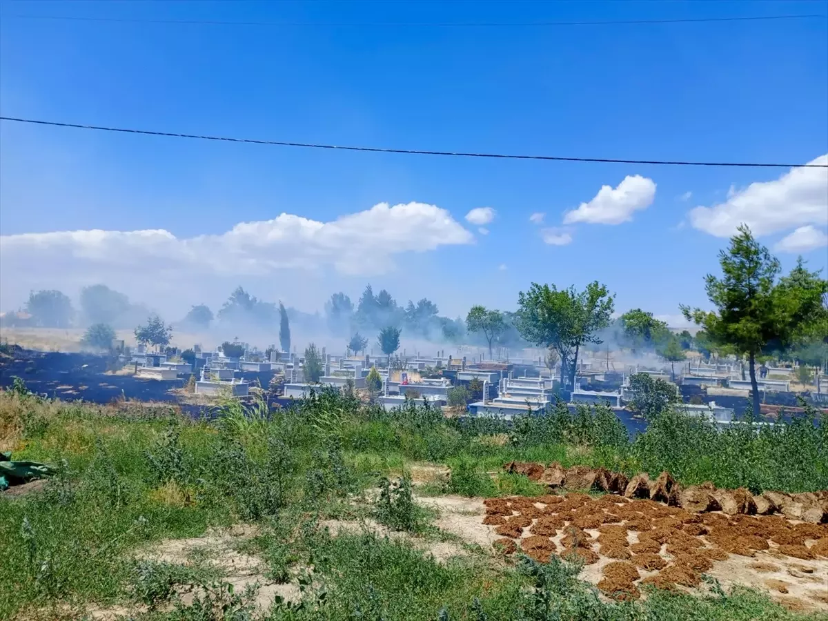 Çivril Mezarlığında Yangın Kontrol Altına Alındı