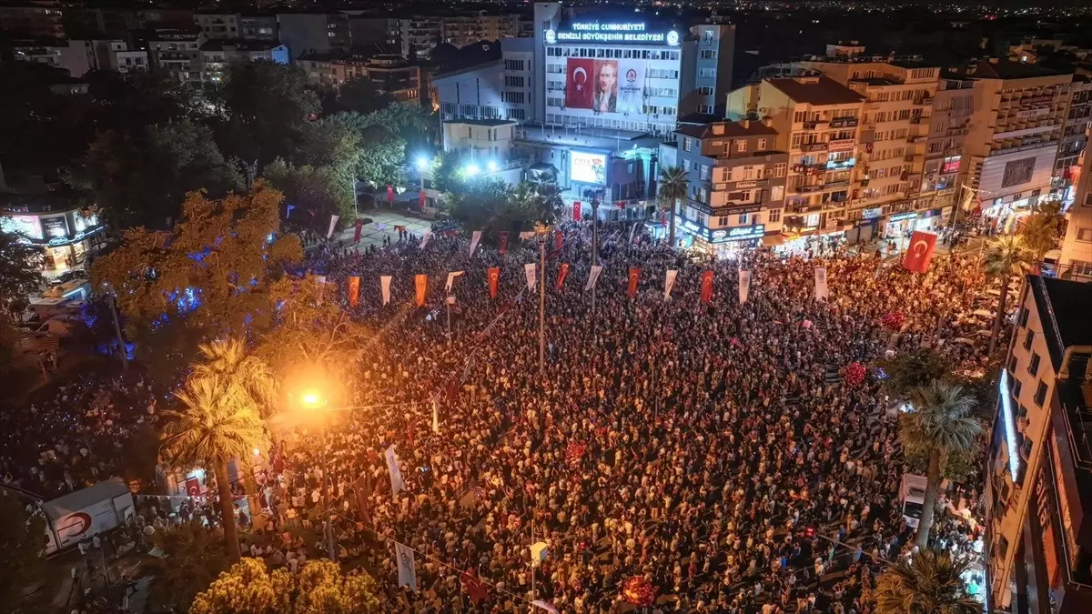Denizli\'de şarkıcı Kıraç sahne aldı