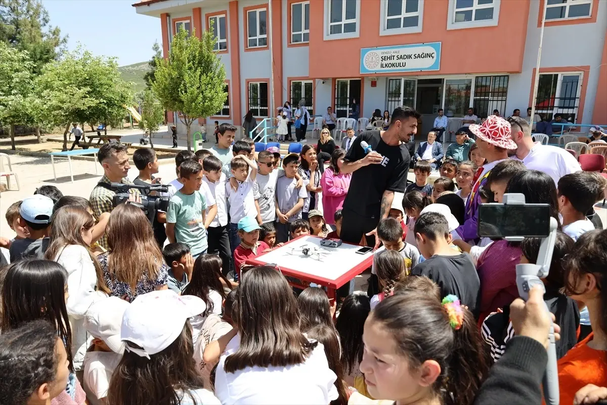 Denizli\'de üniversite öğrencisi hazırladığı şenlikte öğrencilerin yüzünü güldürdü