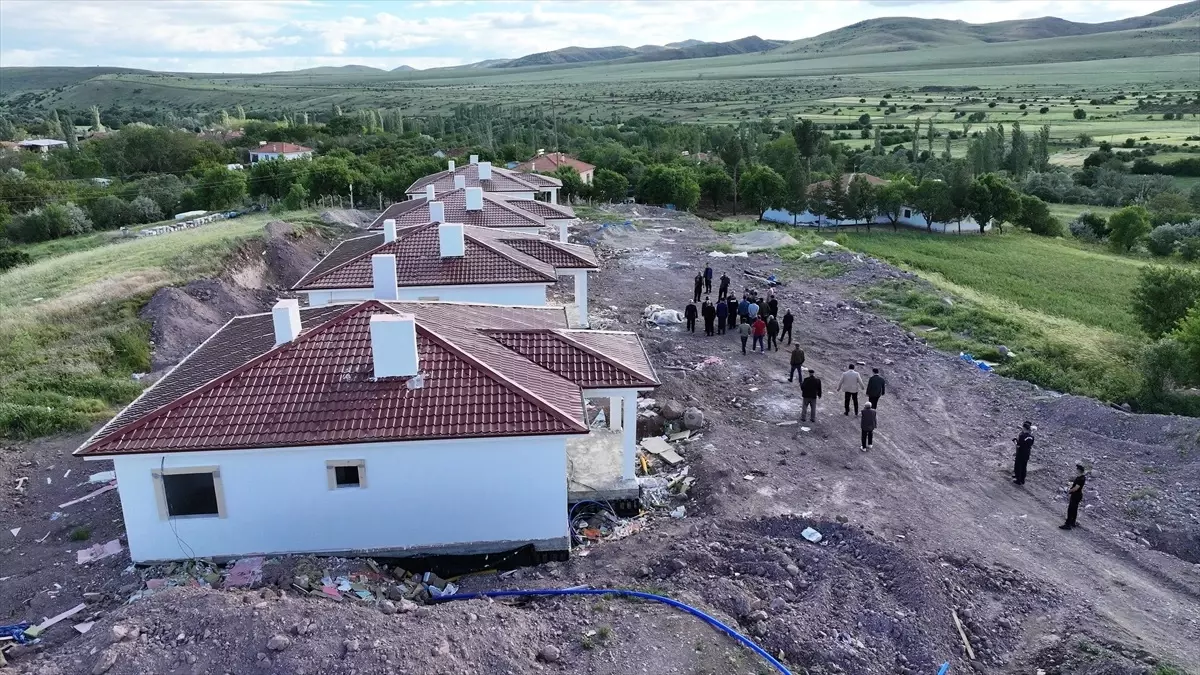 Arguvan\'da Deprem Konutları İnşaatı Devam Ediyor