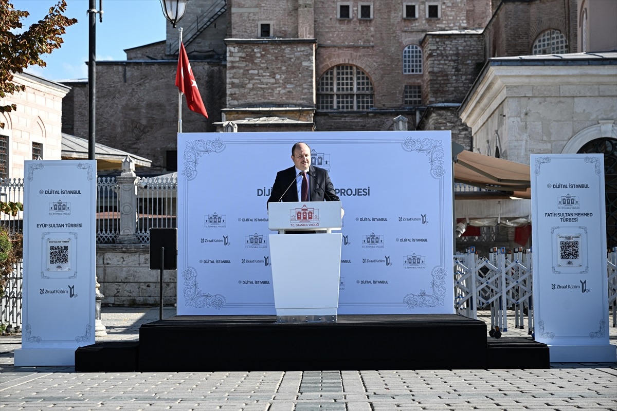 "Dijital İstanbul" projesi kapsamında kentteki tarihi cami ve türbelere karekod panolar asıldı