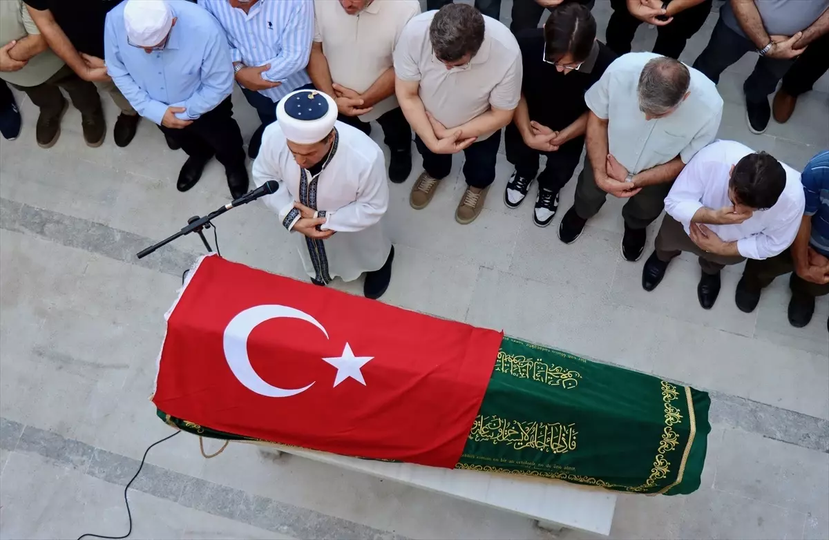 Oğlunun cenaze namazını kıldırdı