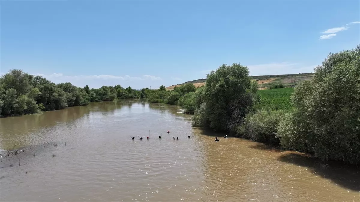 Dicle Nehri\'nde kaybolan genç için arama çalışmaları sürüyor