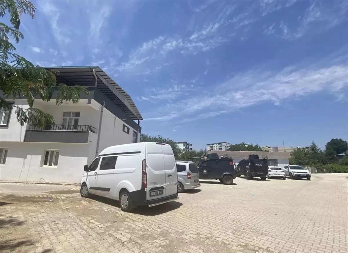 Diyarbakır\'da oğlunun çekiçli saldırısına uğrayan baba ağır yaralandı