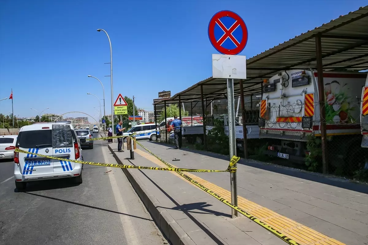 Diyarbakır\'da Sopalı ve Silahlı Kavga: 3 Yaralı