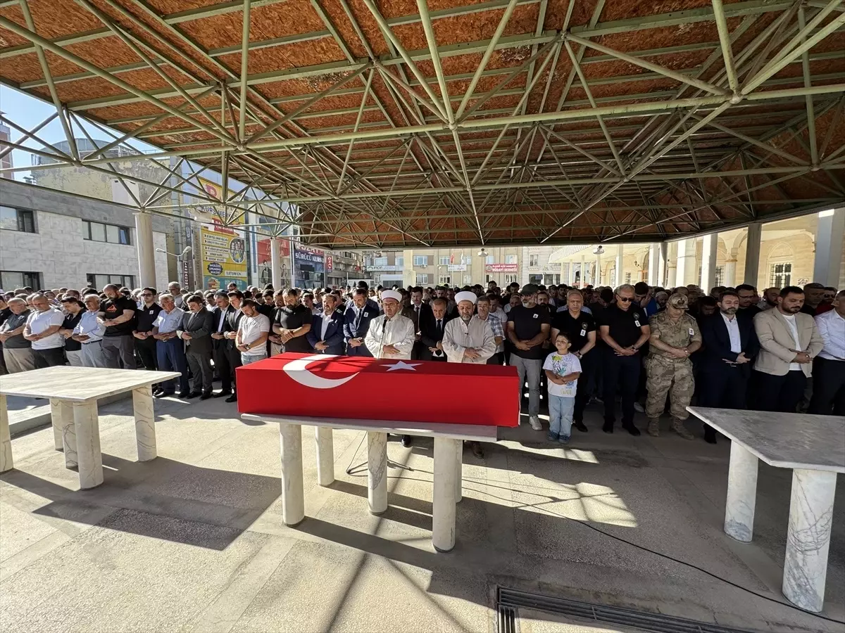 Diyarbakır\'da Kaza: Polis Memuru Bilal Çam Toprağa Verildi
