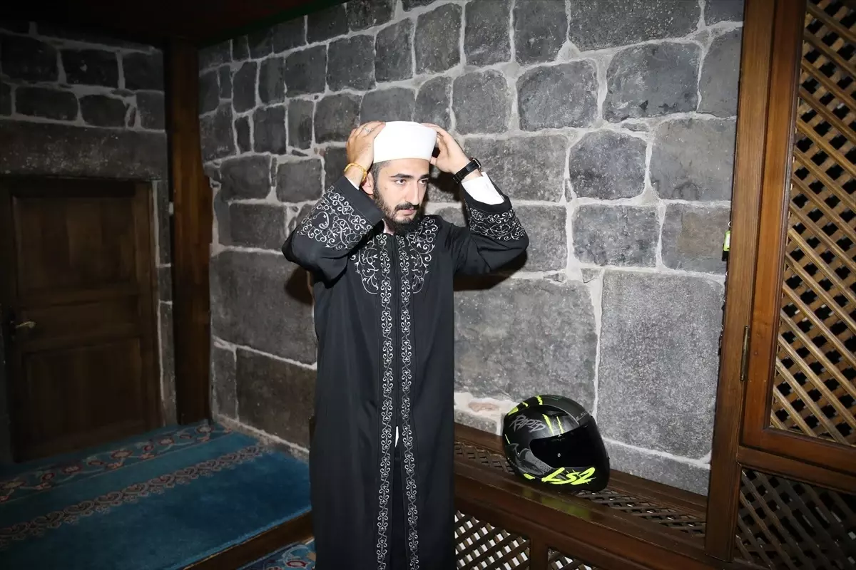Motosikletli Müezzin Gençlerin İlgisini Çekti