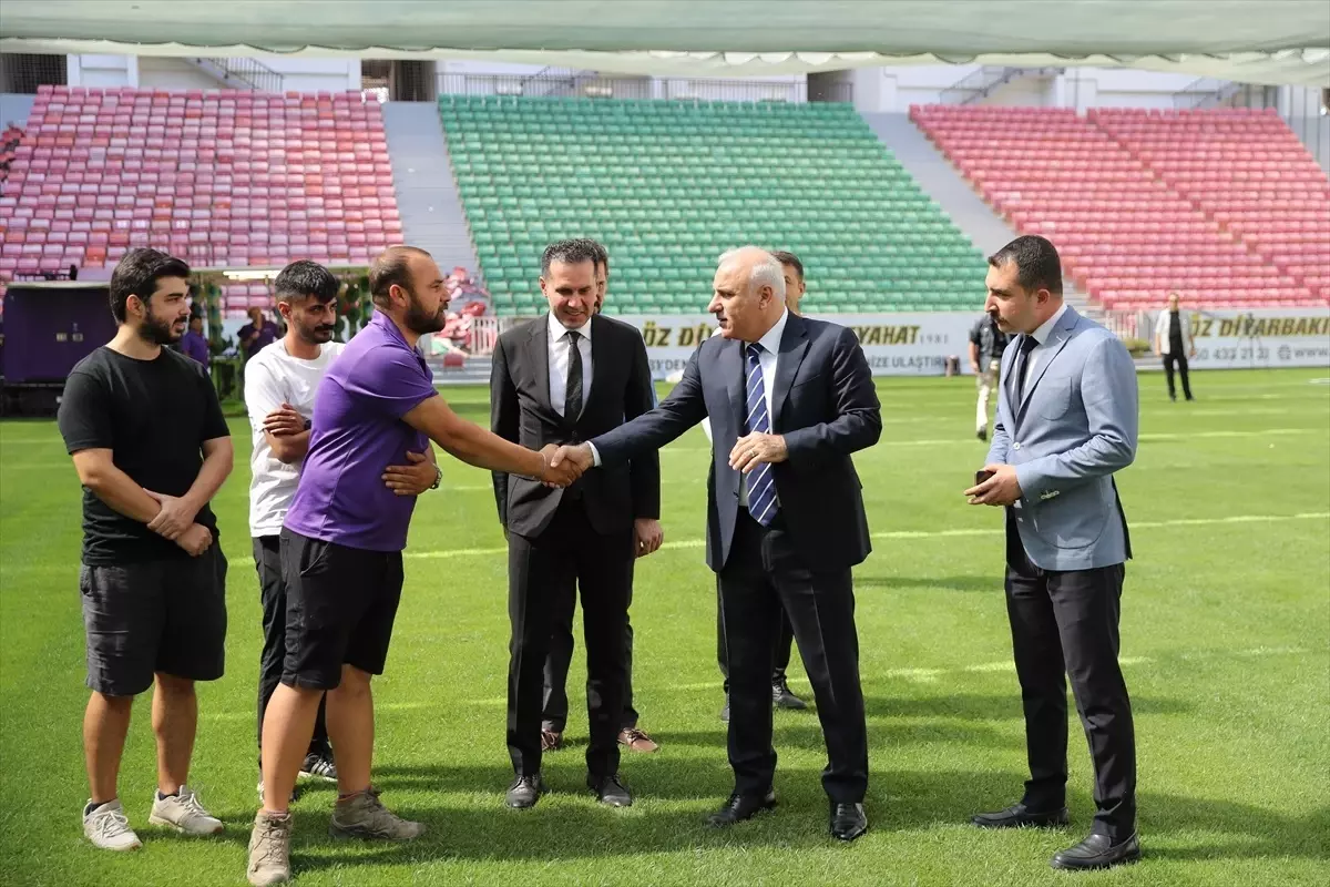 Diyarbakır Stadı Zemin Yenileme Çalışmaları Tamamlanıyor