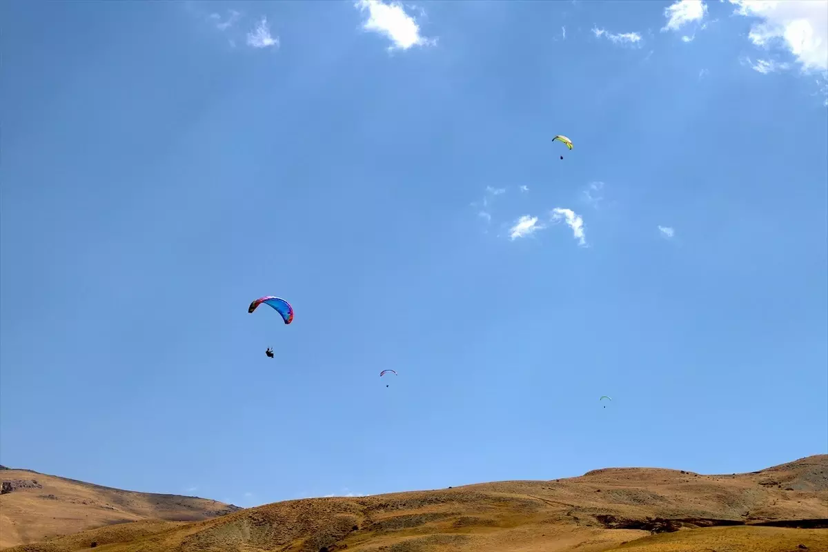 Van\'da Yamaç Paraşütü Şampiyonası Başladı
