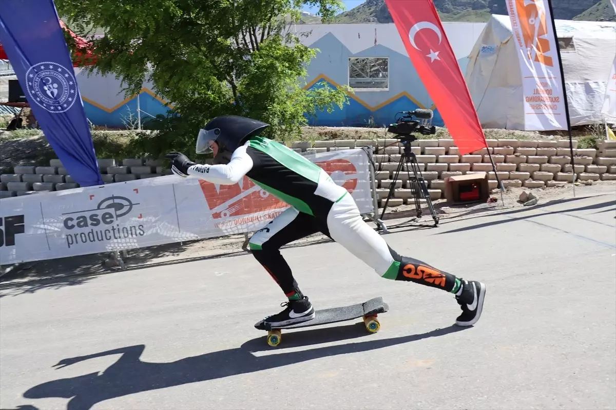 Dünya Kaykay İniş Şampiyonası Erzincan\'da Başladı