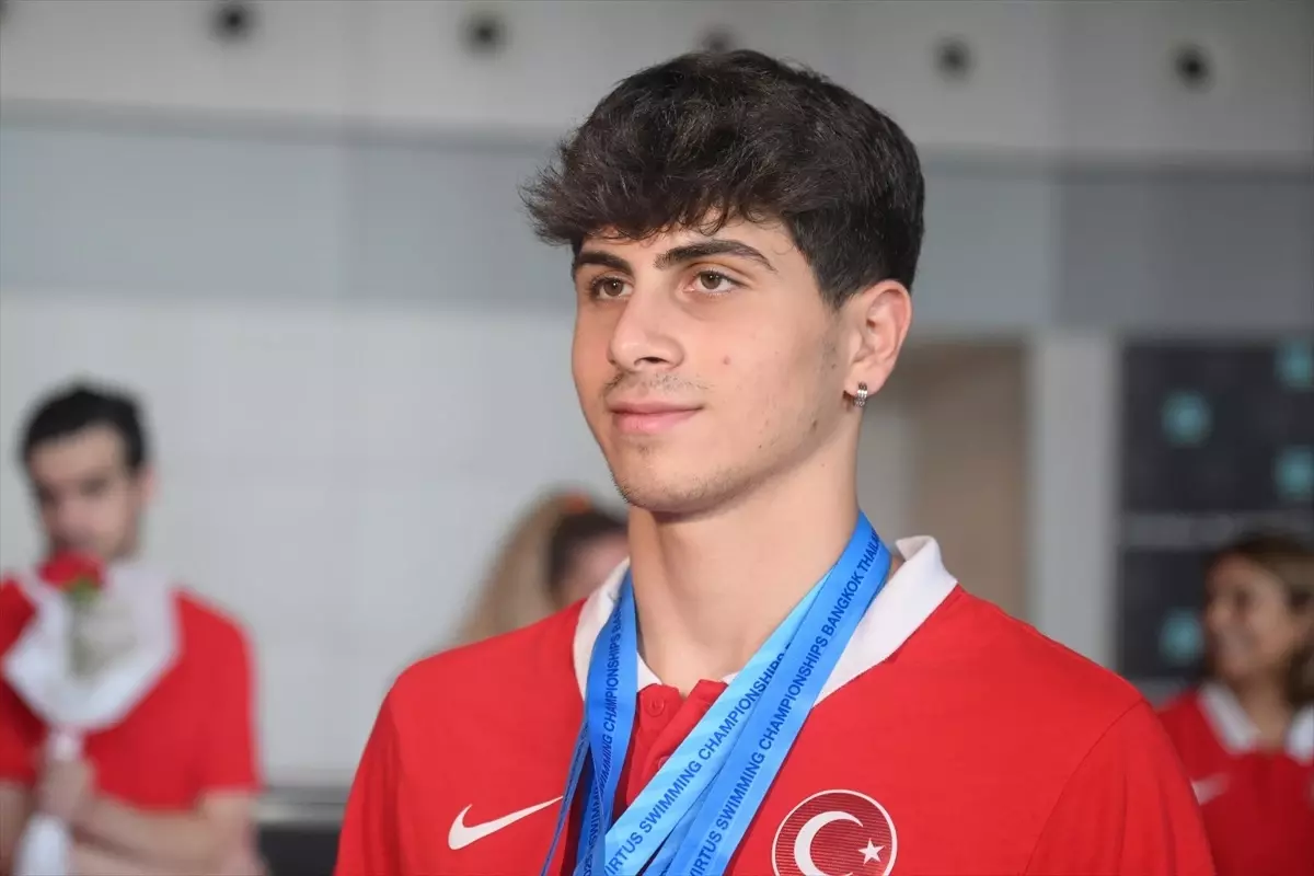 Dünya Şampiyonası\'nda 12 madalya kazanan Özel Sporcular Yüzme Milli Takımı, yurda döndü