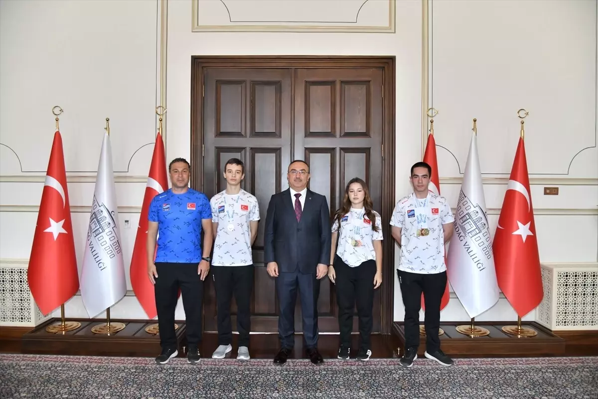 Şampiyon Sporcular Vali Soytürk\'ü Ziyaret Etti