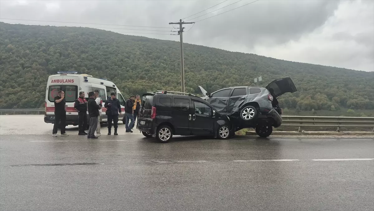 Düzce\'de Trafik Kazası: 3 Yaralı