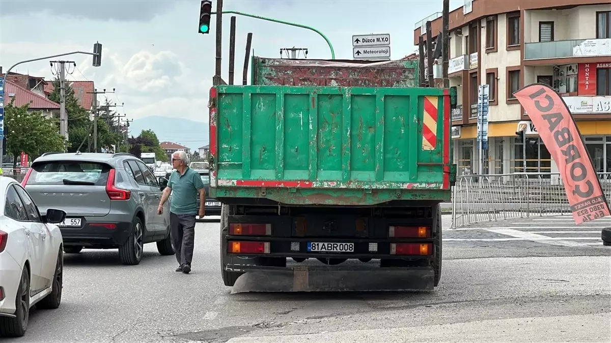 Düzce\'de Bisikletliye Kamyon Dorse Kapağı Çarptı
