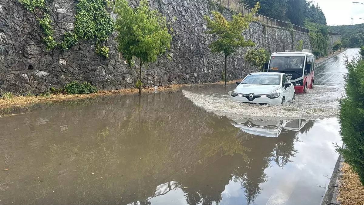 Düzce\'de Sağanak Trafiği Olumsuz Etkiledi