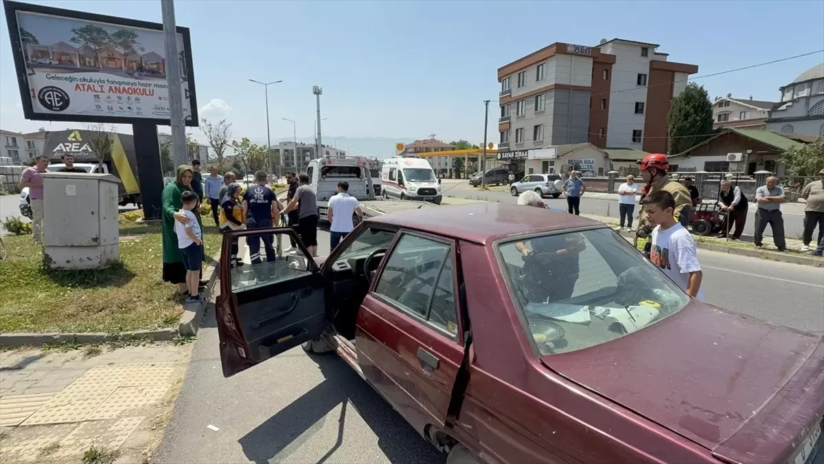 Düzce\'de Trafik Kazası: 3 Yaralı