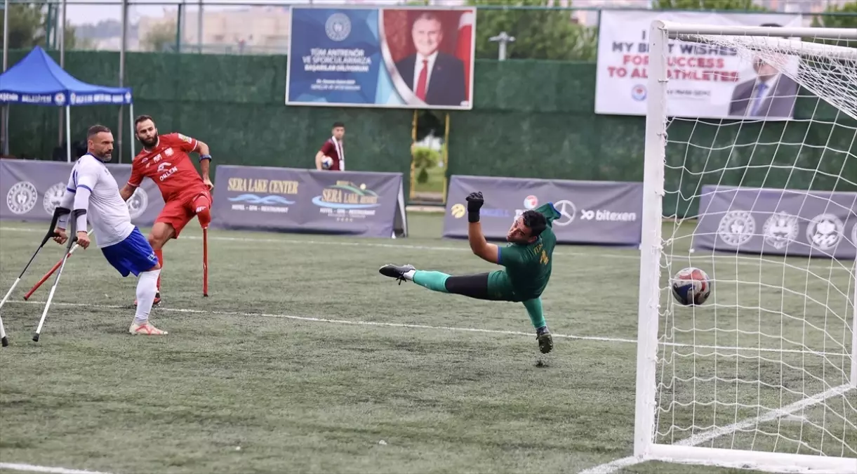 Polonya, İtalya\'yı 4-1 Yendi