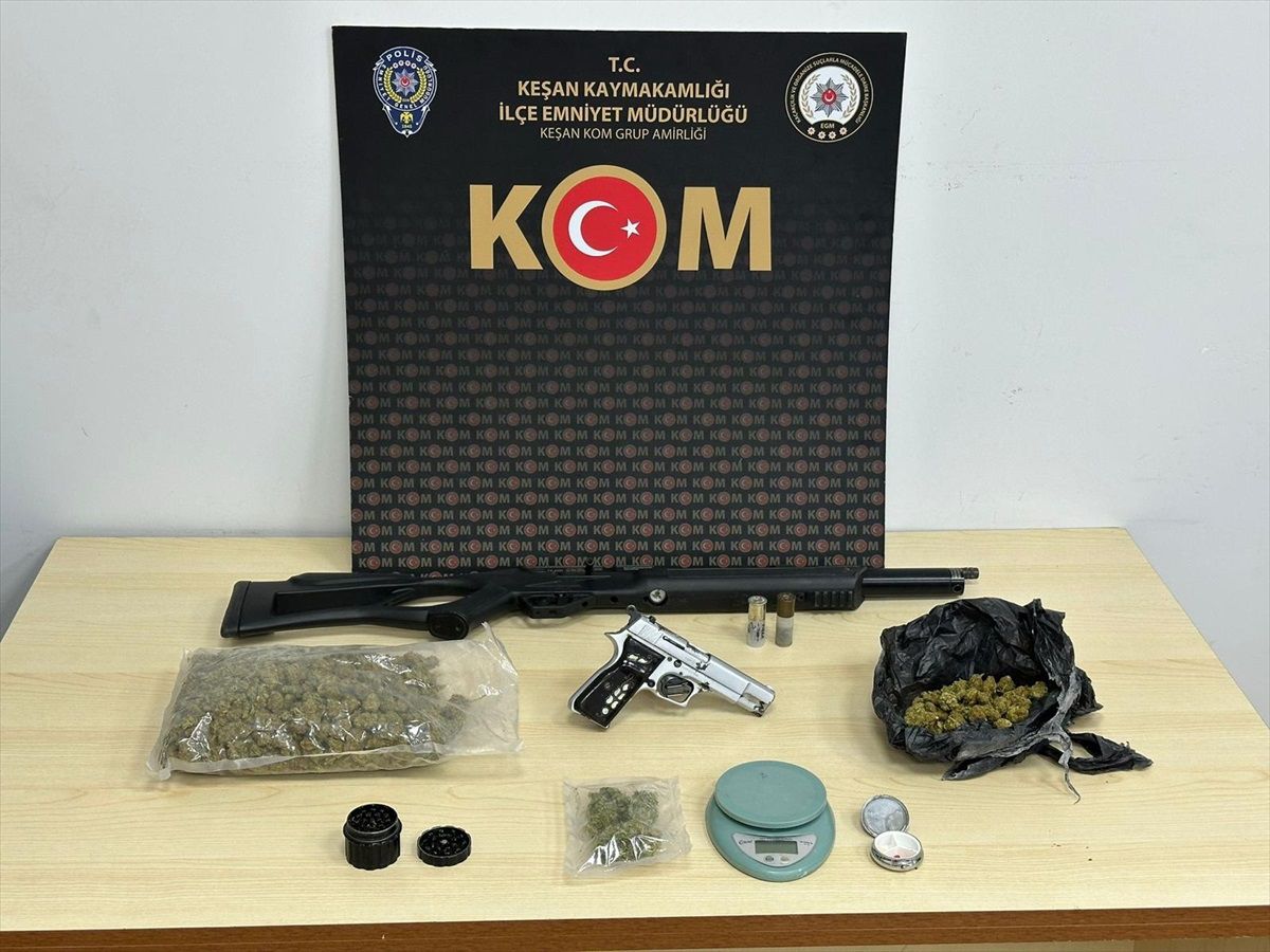 Edirne\'de Uyuşturucu ve Silah Ele Geçirildi