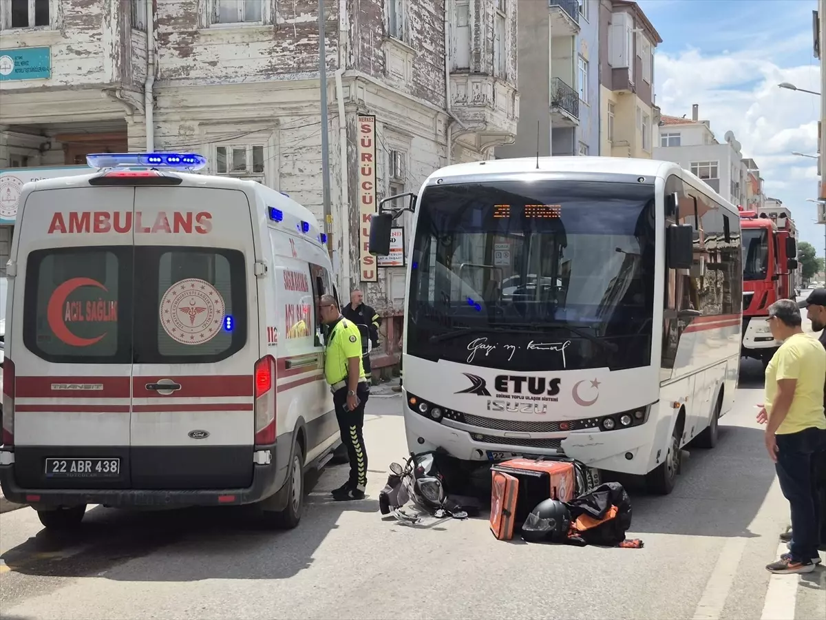Edirne\'de Motosiklet ve Midibüs Çarpıştı
