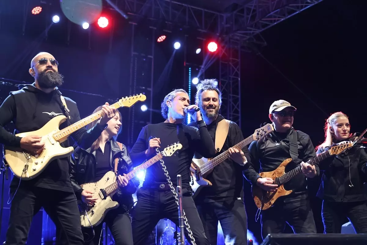 Edirne\'de şarkıcı Kıraç sahne aldı