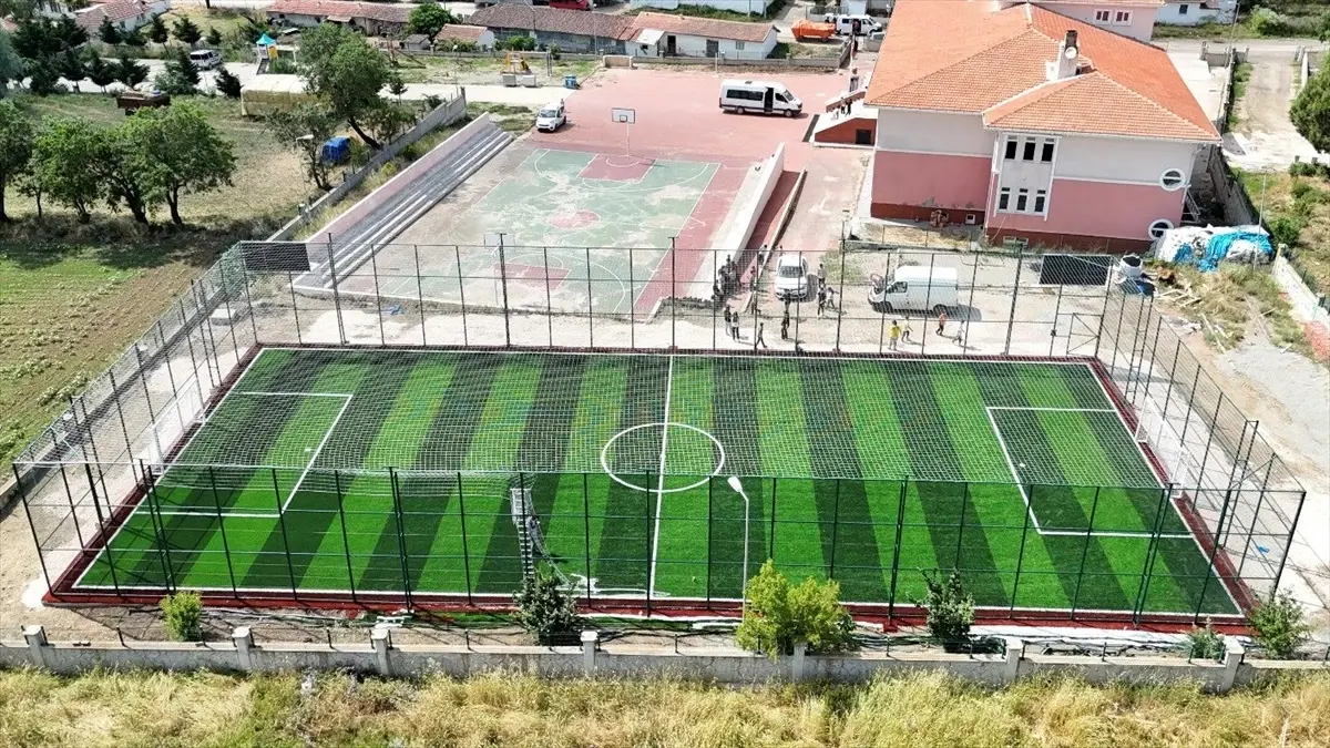 Uzunköprü\'de Yeni Okul ve Spor Alanları Tamamlandı