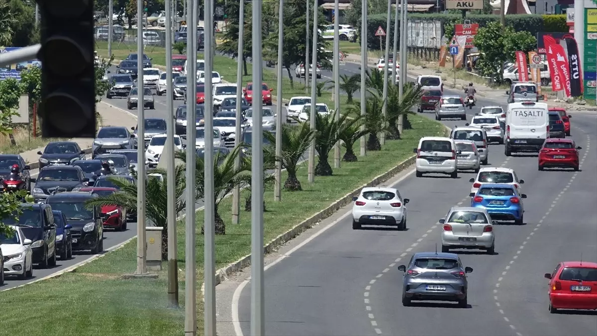 Edremit\'te Dönüş Trafiği Yoğunlaştı