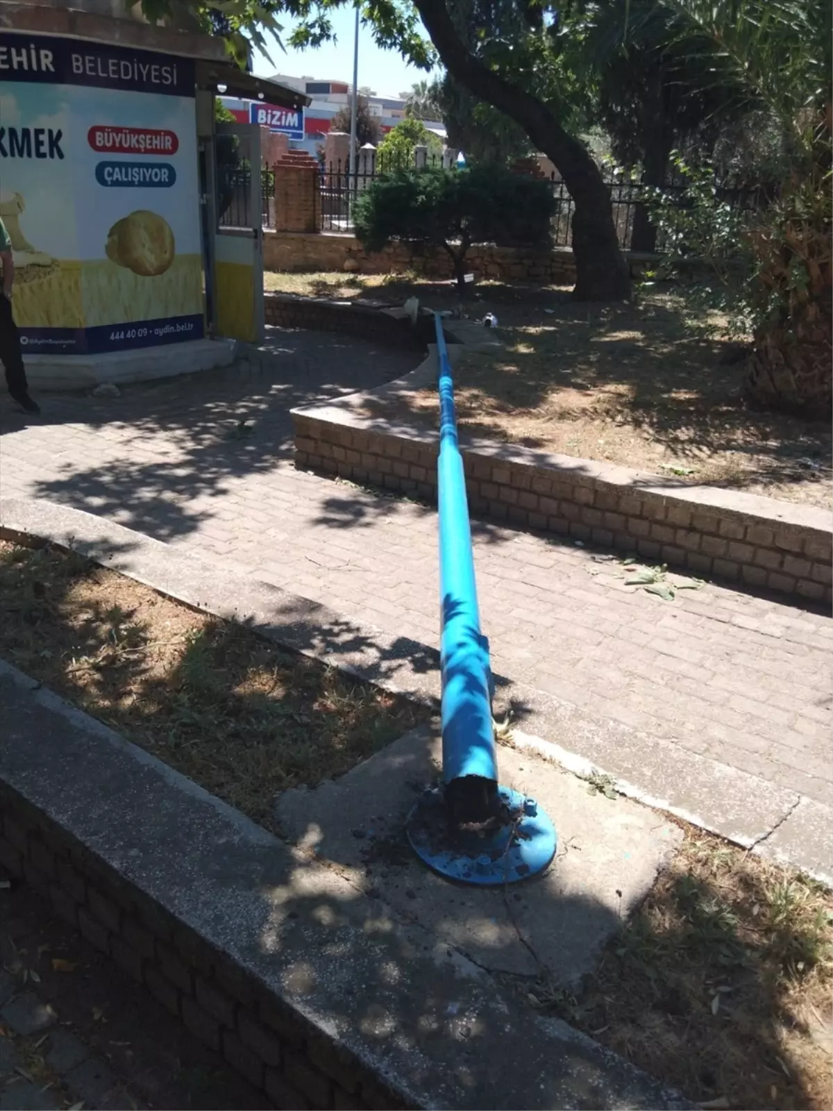 Aydın\'da Aydınlatma Direği Devrildi