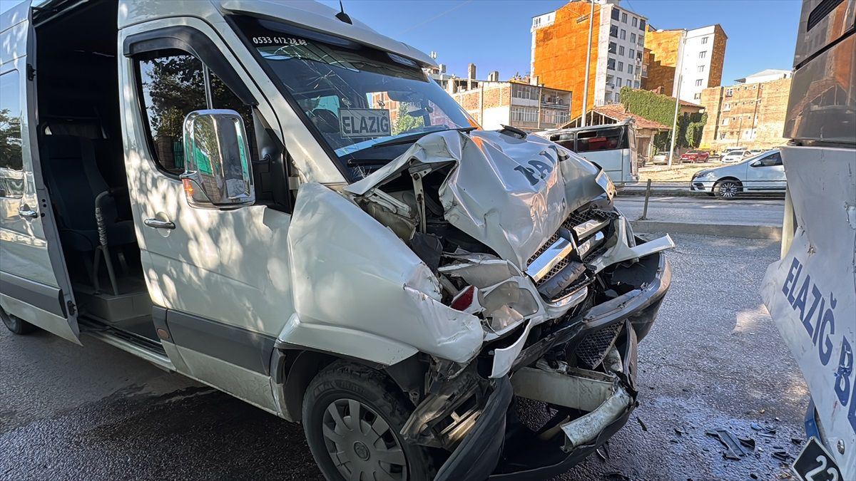 Elazığ\'da Trafik Kazası: 8 Yaralı