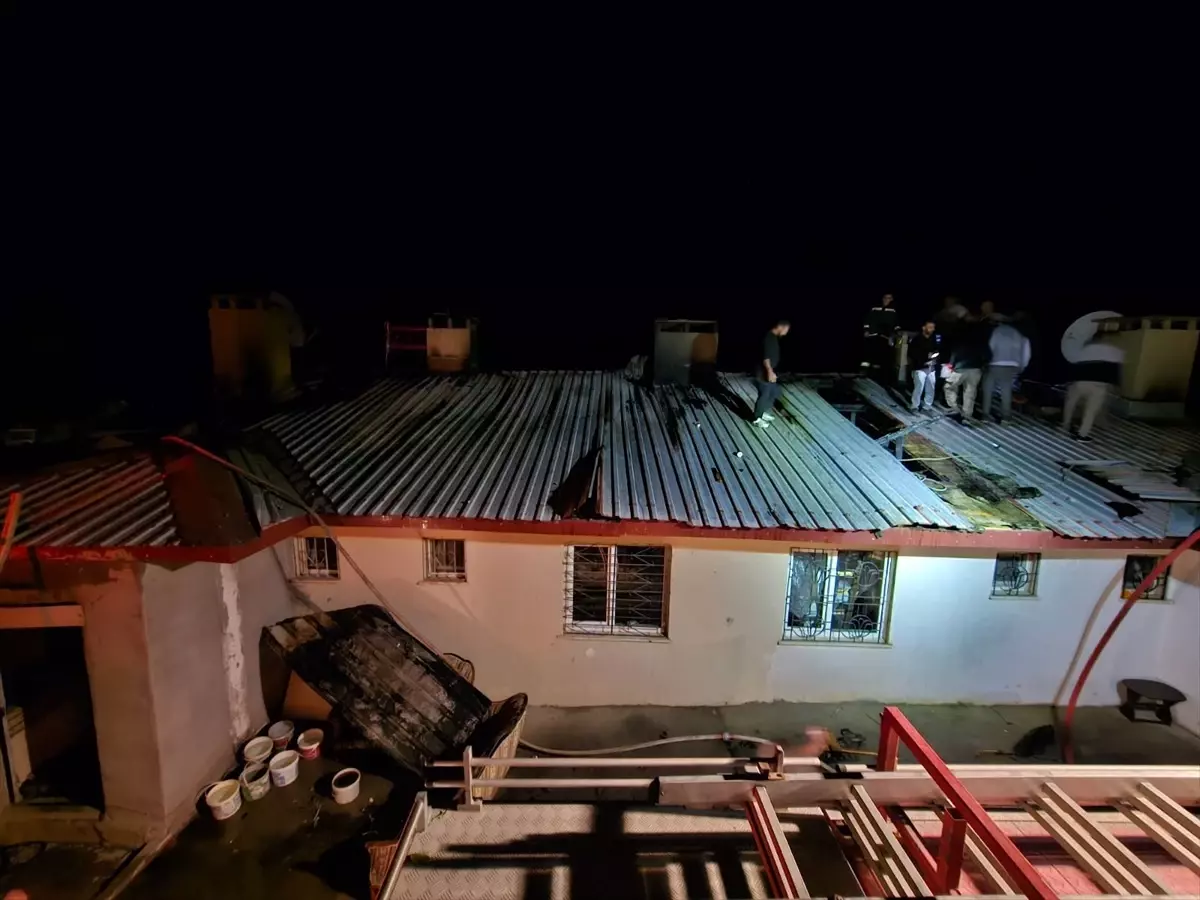 Elazığ\'da Ev Yangını, 3 Kişi Hastaneye Kaldırıldı