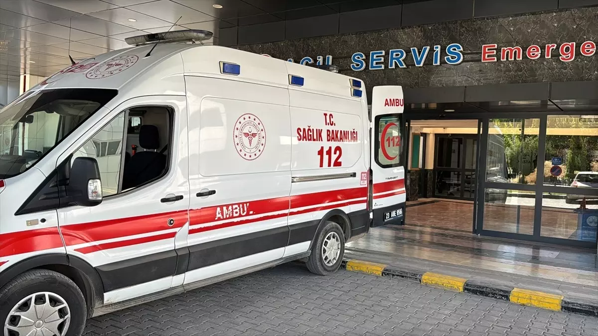 Elazığ\'da İnşaat İşçileri İskelenin Düşmesiyle Yaralandı